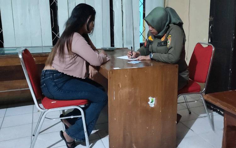 Satpol PP Kobar Gerebek Tempat Karaoke yang Diduga Jual Miras di Pangkalan Banteng