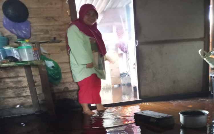 Camat Sebangau Kuala imbau Masyarakat untuk Kurangi Aktivitas di Tepian Sungai saat Banjir