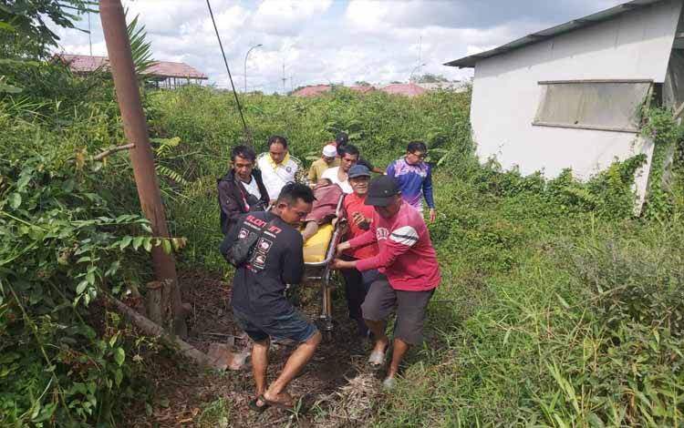 Proses evakuasi orang telantar di Jalan M Hatta dekat Bundaran KB, Sampit, Jumat, 31 Januari 2025