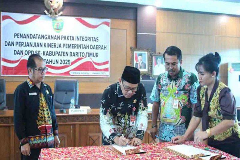 Penjabat Bupati Barito Timur Indra Gunawan menandatangani pakta integritas, di Tamiang Layang, Jumat (31/1/2025). ANTARA/HO-Pemkab Barito Timur.