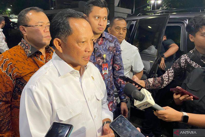 Menteri Dalam Negeri Tito Karnavian menjawab pertanyaan wartawan usai menemui pimpinan Mahkamah Konstitusi di Gedung MK, Jakarta, Jumat (31/1/2025) malam. ANTARA/Fath Putra Mulya (ANTARA/Fath Putra Mulya)