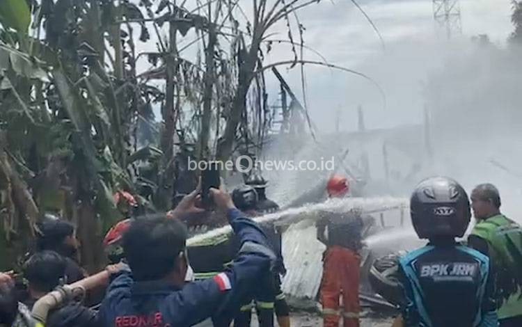 Tim gabungan saat berupaya melakukan pendinginan kebakaran di Jalan S Parman (Foto : PATHUR)