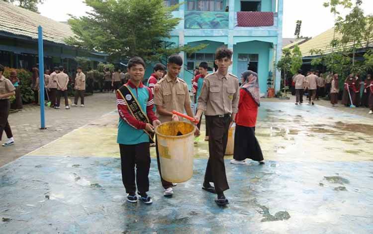 MAN Kapuas Gencarkan Jumat Bersih untuk Budaya Hidup Sehat