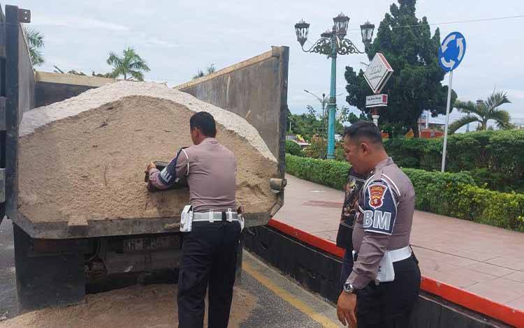 Cepat Tanggap, Personel Satlantas Polres Kobar Tutup Tumpahan Solar di Jalan Cegah Laka Lantas
