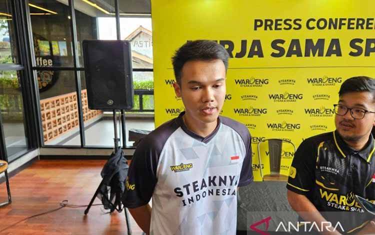 Atlet bulu tangkis tunggal putra Indonesia, Christian Adinata, menjawab pertanyaan pewarta saat ditemui di Jakarta, Senin (20/1/2025). ANTARA/Rauf Adipati/am.
