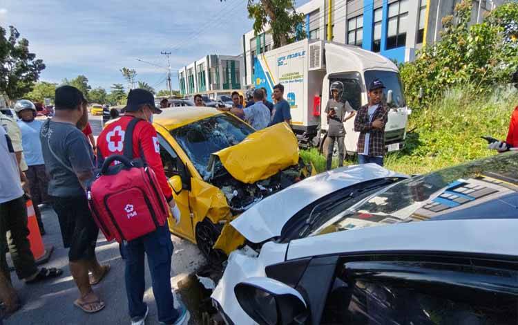 Tabrakan Mobil Mazda dan Brio di Jalan Pasir Panjang