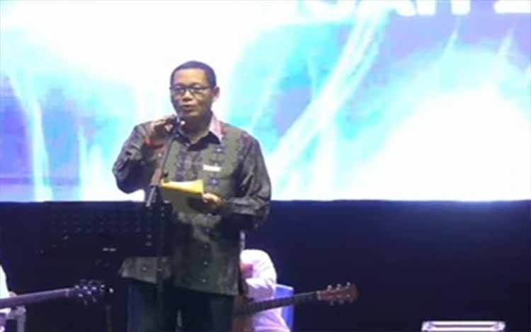 Staf Ahli Gubernur Kalimantan Tengah Bidang Ekonomi, Keuangan dan Pembangunan Yuas Elko saat penutupan festival di Sanaman Mantikei. (FOTO:DONI)