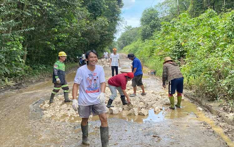 Warga Desa Sarapat dan Sulung Rescue Timbun Jalan Rusak yang Jadi Sorotan di Media Sosial