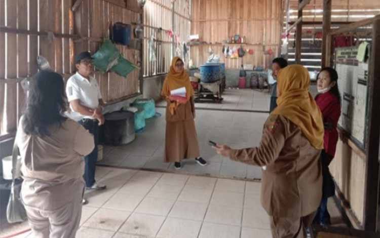 Pembinaan NKV oleh Distan Kobar di salah satu lokasi rumah potong ayam di Pangkalan Bun