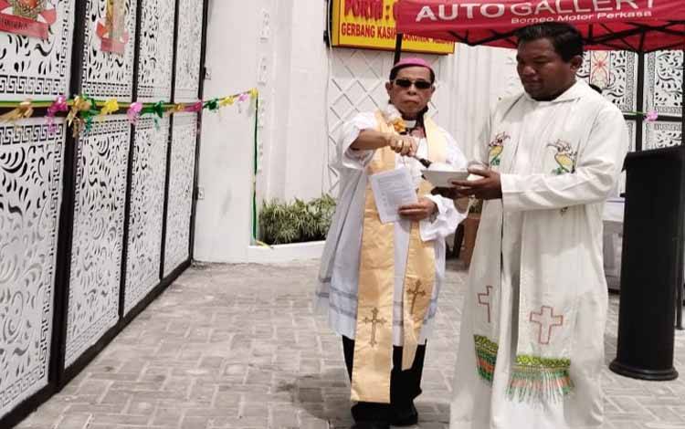 Pemberkatan Porta Gratia Dei atau Gerbang Kasih Karunia Allah yang merupakan pintu gerbang Catholic Center Palangka Raya.(FOTO: Istimewa)