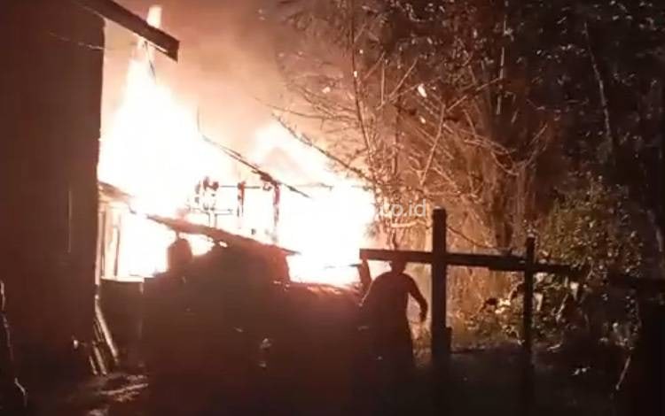 Ditinggal Pemiliknya, Rumah Hangus Terbakar di Sampit