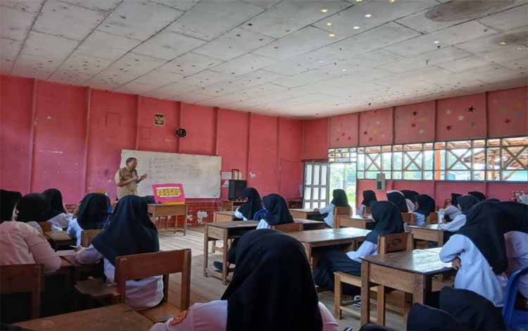 Dinkes Kapuas Beri Penyuluhan Deteksi Dini Kanker Payudara Digelar di MA Asasus Salam