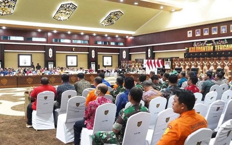 Peserta rapat koordinasi di Aula Jayang Tingang, kompleks Kantor Gubernur Kalteng. (FOTO: TOMY)