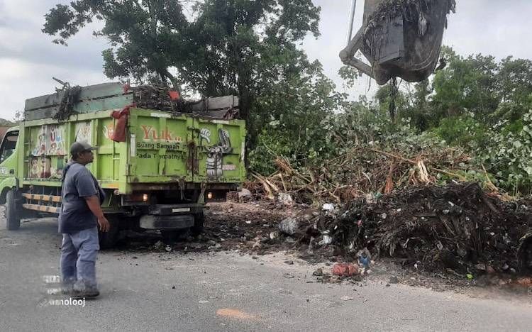 Pembersihan TPS liar di Jalan Rambutan yang digelar Kelurahan Baru bersama DLH Kobar dan warga setempat, Senin, 3 Februari 2025.