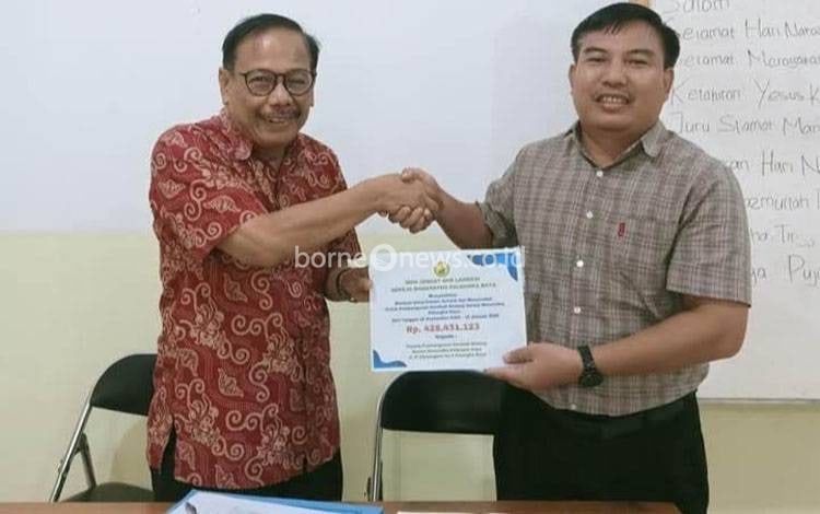 Majelis Jemaat GKE Langkai Serahkan Bantuan Dana untuk Pembangunan Gereja Maranatha