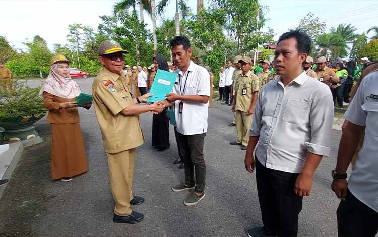 Plg Kepala DLH saat menyerahkan SK pengangkatan tenaga kontrak, Senin, 3 Februari 2025. (FOTO: DEVI)