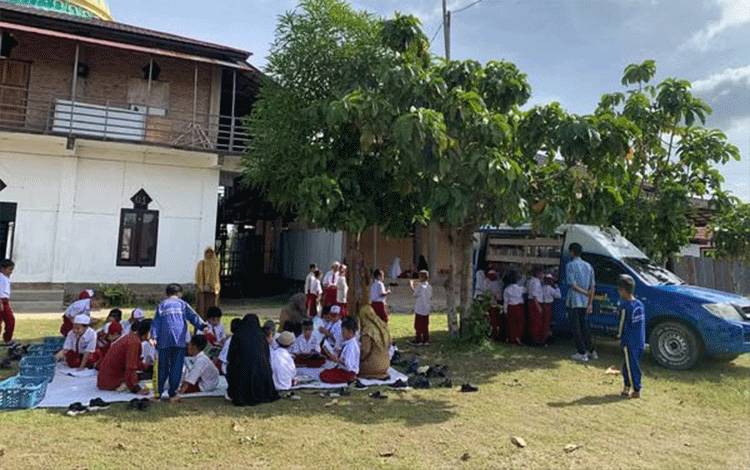 Mobil Perpustakaan Keliling di Seruyan Rutin Kunjungi Sekolah