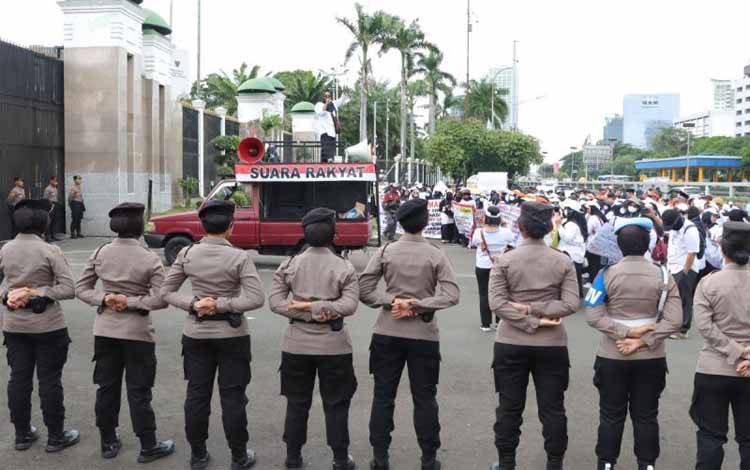 Aliansi Honorer R2 dan R3 Demo di Kantor DPR RI
