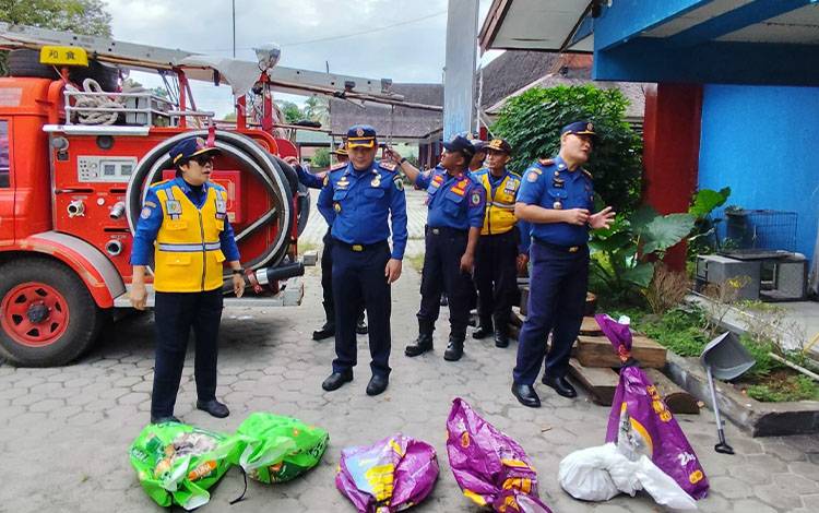 Call Center 112 Palangka Raya Lepas liarkan Enam Ular ke Habitatnya