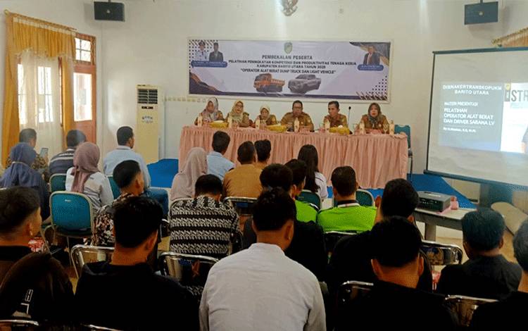 Disnakertranskop UKM Barut Gelar Pembekalan Peserta Pelatihan Operator Alat Berat dan Driver LV