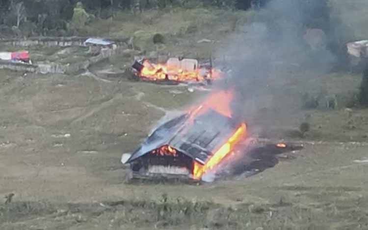 KKB membakar sejumlah bangunan di Kabupaten Puncak,Papua Tengah. (ANTARA/HO/Dok Satgas Damai Cartenz)