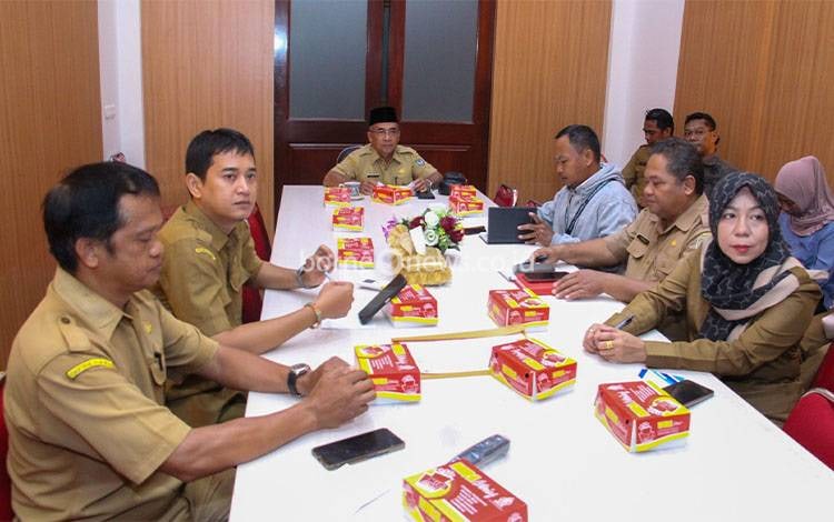 Staf Ahli Bupati Seruyan Tunjarsyah bersama Tim Pengendalian Inflasi Daerah (TPID) Kabupaten Seruyan mengikuti Rakor Pengendalian Inflasi (Foto : Prokom Seruyan)