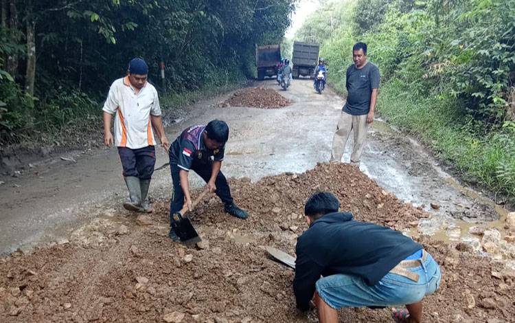 Dinas PUPR Perkim Barito Timur Mulai Timbun Jalan Berlubang di Desa Sarapat
