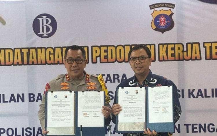 Foto bersama Kapolda Kalteng Irjen Pol Drs. Djoko Poerwanto dan Kepala Perwakilan BI Kalteng Yuliansah Andrias di Kantor BI (Foto: BI Kalteng untuk Borneonews)