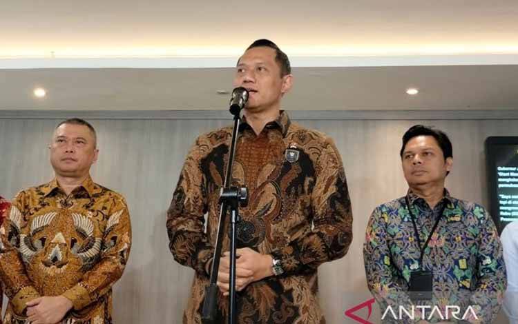 Menteri Koordinator Bidang Infrastruktur dan Pembangunan Kewilayahan Agus Harimurti Yudhoyono (AHY) dalam konferensi pers di Jakarta, Rabu (5/2/2025). (ANTARA/Aji Cakti)
