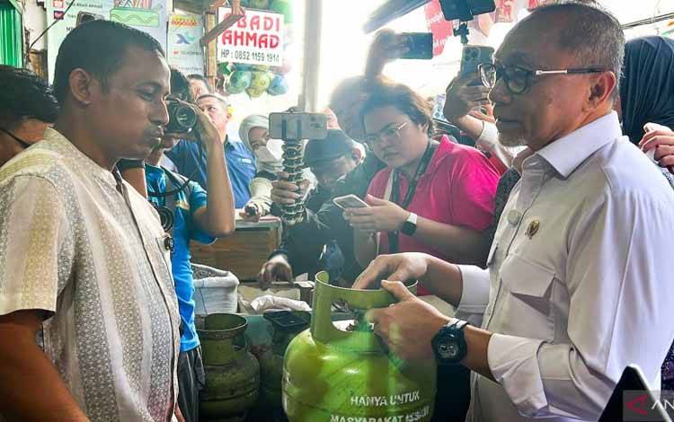 Menteri Koordinator bidang Pangan Zulkifli Hasan (kanan) meninjau harga pangan dan gas LPG 3 kg di Pasar Klender, Jakarta Timur, Rabu (5/2/2025). ANTARA/Harianto