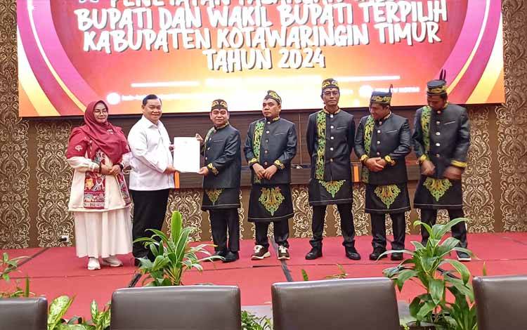 KPU Kotim Tetapkan Halikinnor-Irawati Jadi Calon Bupati dan Wabup Terpilih