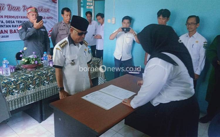 Camat Bataguh Lantik PAW BPD di Tiga Desa