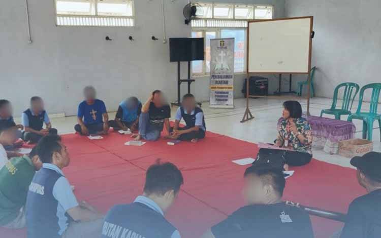 WBP Nasrani Rutan Kapuas Tingkatkan Spiritualitas Melalui Pendalaman Alkitab