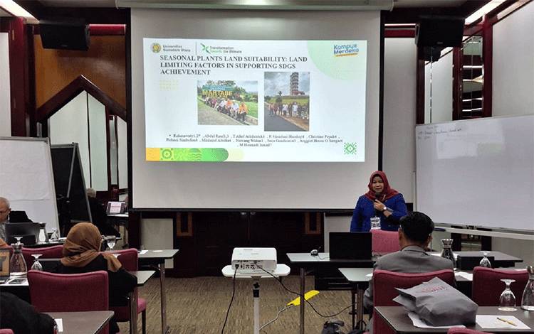 Prof Rahmawaty berbicara dalam International Conference on Discoveries in Applied Sciences and Advanced Technology atau DASAT 2025 diadakan di Resort World Awana, Genting Highlands, Malaysia pada Kamis, 6 Februari 2025.(FOTO: Dokumentasi Prof Rahmawaty untuk Borneonews)