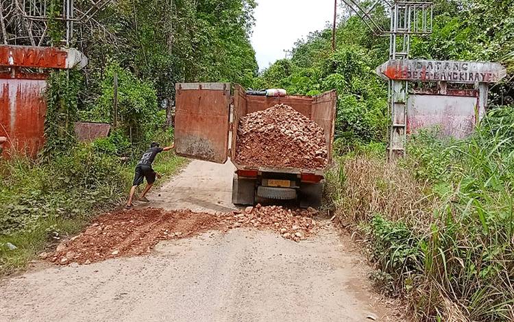 Dinas PUPR Perkim Bartim Timbun Jalan Berlubang demi Keselamatan Pengguna Jalan