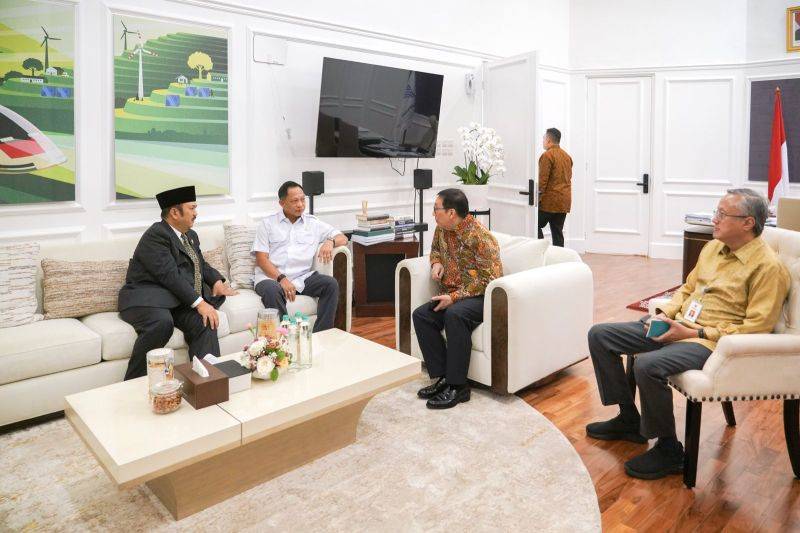 Menteri Perencanaan Pembangunan Nasional/Kepala Badan Perencanaan Pembangunan Nasional (PPN/Bappenas) Rachmat Pambudy (paling kiri) saat berbincang dengan Menteri Dalam Negeri Tito Karnavian (kedua dari kiri) di Gedung Bappenas, Jakarta, Rabu (5/2/2025). ANTARA/HO-Bappenas (Muhammad Baqir Idrus Alatas)
