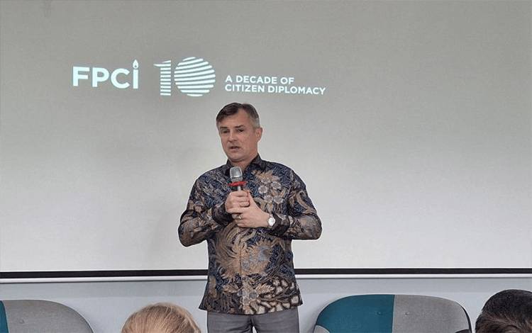 Duta Besar Ukraina untuk Indonesia Vasyl Hamianin berbicara dalam acara perpisahan untuk akhir masa tugasnya yang diadakan oleh Komunitas Kebijakan Luar Negeri Indonesia (Foreign Policy Community of Indonesia/FPCI) di Jakarta, Jumat (7/2/2025). (ANTARA/Katriana)