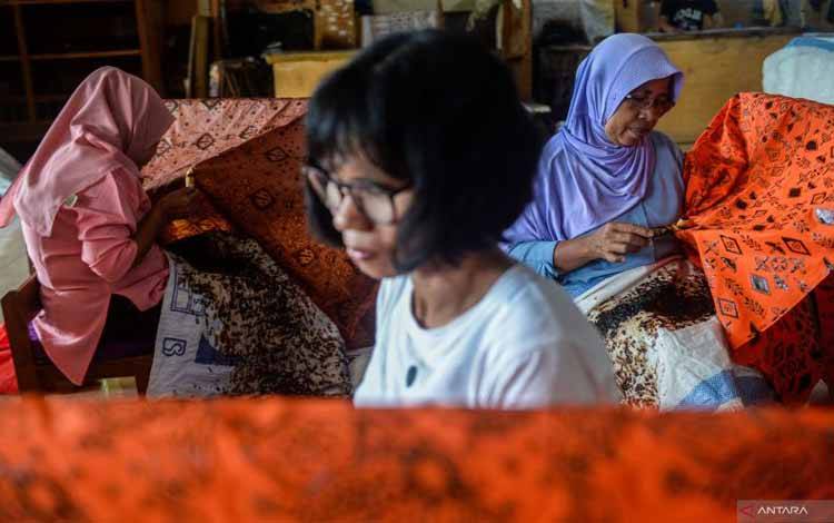 Pekerja menyelesaikan pembuatan batik tulis khas Cilegon, di Kota Cilegon, Banten, Selasa (14/1/2025). . ANTARA FOTO/Muhammad Bagus Khoirunas/tom.
