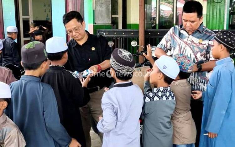 Peduli Gizi Anak, Ketua Fraksi PDIP DPRD Barito Utara Bagikan Susu Gratis di Desa Kandui