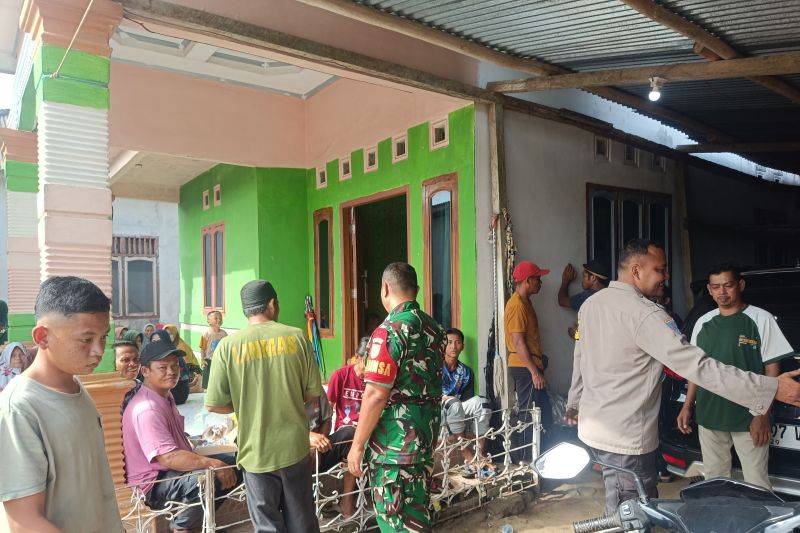 Tim malakukan evakuasi tubuh korban dan mengantarkan ke rumah duka di Desa Jelutung-2, Kabupaten Bangka Selatan. (Antara/HO-Humas Kantor SAR Pangkalpinang)