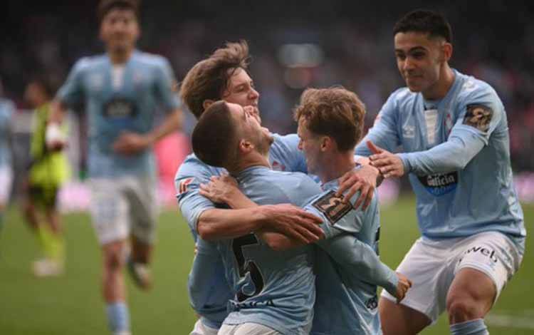 Para pemain Celta Vigo berselebrasi setelah tercipta gol ke gawang Real Betis dalam laga lanjutan LaLiga di Stadion Balaidos, Sabtu (8/2/2025). Celta menang 3-2 atas Betis. ANTARA/X/@RCCelta (@RCCelta)