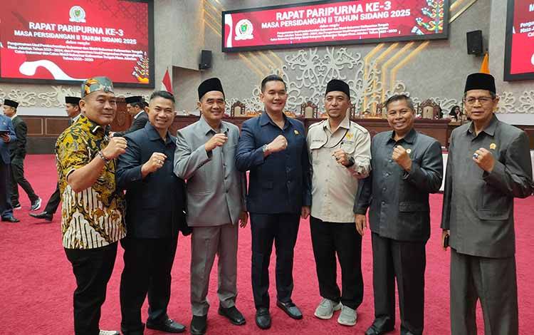 Sekretaris Komisi IV DPRD Kalteng Sirajul Rahman (tiga dari kiri). (FOTO: PATHUR)