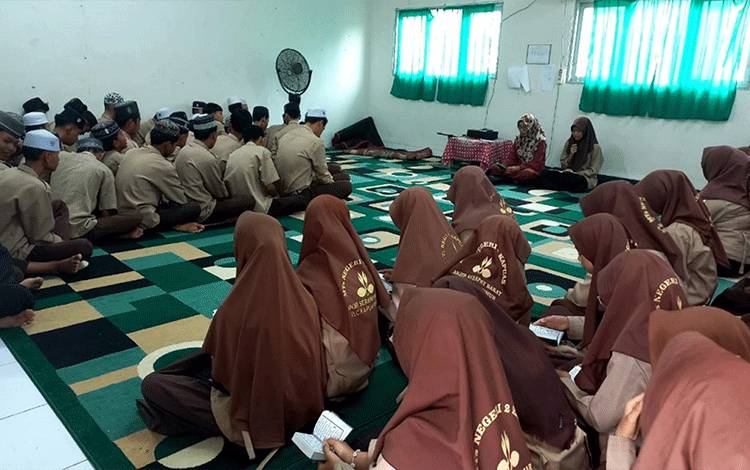 Pembentukan Karakter Peserta Didik MTsN 2 Kapuas Lewar Pembiasaan Jumat Relegius