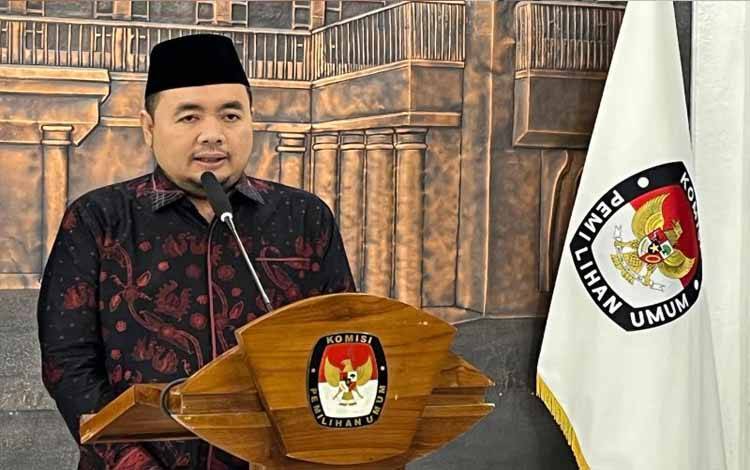 Ketua KPU RI Mochammad Afifuddin saat memberikan keterangan kepada awak media di Kantor KPU RI, Jakarta, Senin (10/2/2025). ANTARA/Narda Margaretha Sinambela