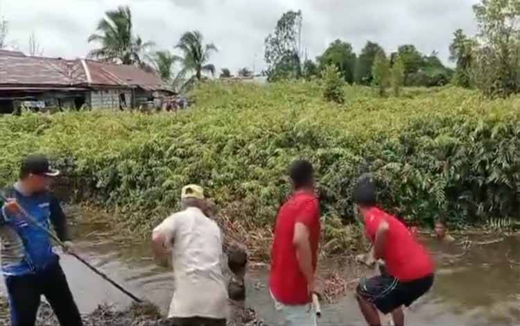 Pemerintah Kelurahan Selat Utara Kerja Bakti Bersama Warga Bersihkan Handel Ulis