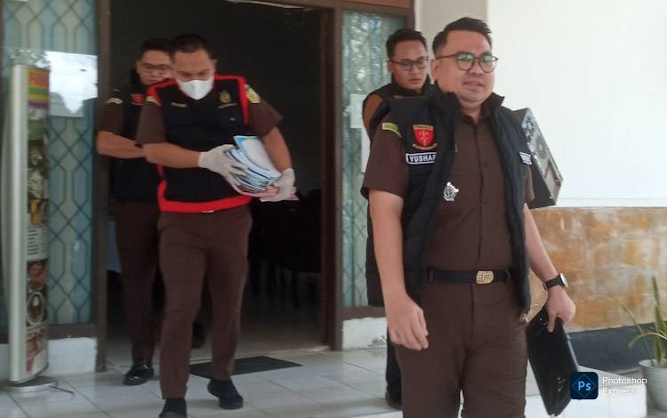 Penyidik Kejari Kobar Geledah Kantor Dinas Perikanan dan Ketahanan Pangan
