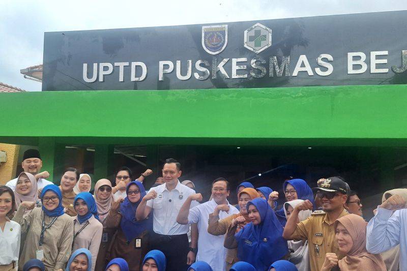Dirjen Kesehatan Lanjutan Kementerian Kesehatan (Kemenkes) Azhar Jaya ketika mendampingi Menko Bidang Infrastruktur dan Pembangunan Kewilayahan, Agus Harimurti Yudhoyono di Puskesmas Beji Depok (ANTARA/ Foto: Feru Lantara)