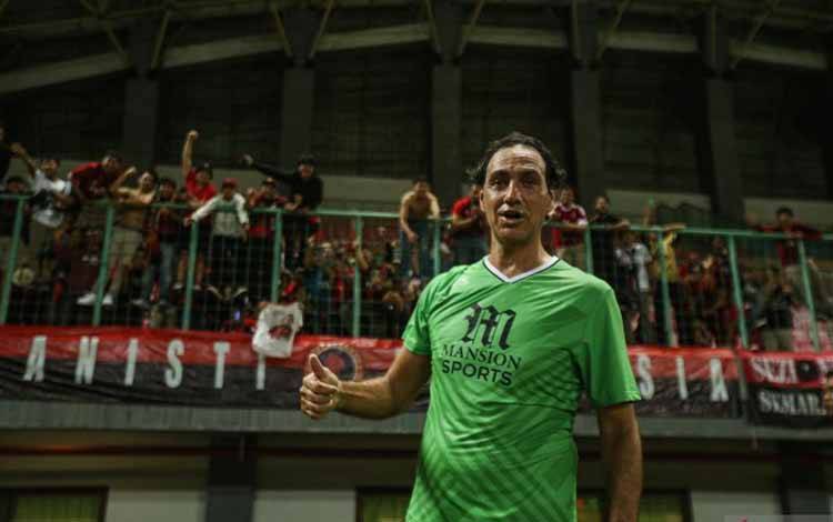 Legenda sepak bola dunia Alessandro Nesta berfoto bersama penggemar usai pertandingan Star Football Challenge di Stadion Patriot Candrabhaga, Bekasi, Jawa Barat, Sabtu (12/11/2022). ANTARA FOTO/Asprilla Dwi Adha/tom. (ANTARA FOTO/ASPRILLA DWI ADHA)