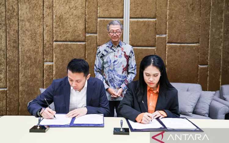 Penandatangan MoU oleh perusahaan Indonesia Cloud dan Topan Venture yang disaksikan Dubes Budiman (tengah) pada Indonesia Thailand Business Empowerment 2025 di Bangkok, Thailand, Sabtu (8/2/2025). (ANTARA/HO-KBRI Bangkok)