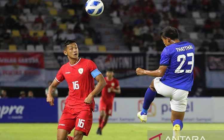 Pesepak bola Timnas Indonesia Dony Tri Pamungkas (kiri) berebut bola dengan pesepak bola Timnas Kamboja Phoeuk Thatthai (kanan) pada penyisihan Grup A Piala ASEAN U-19 Boys Championship atau AFF U-19 di Stadion Gelora Bung Tomo, Surabaya, Jawa Timur, Sabtu (20/7/2024). ANTARA FOTO/Moch Asim/Spt.